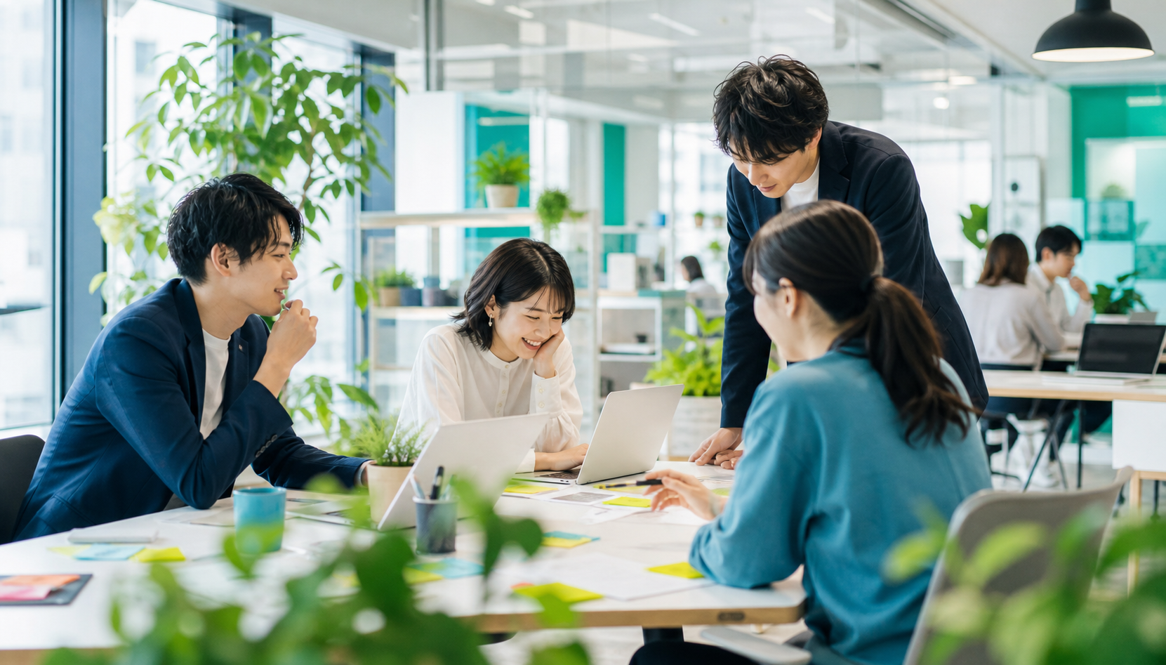 ラフラインのメンバーが明るく話し合っているイメージ